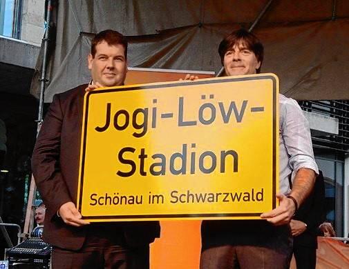 Beim Empfang von Jogi Löw am 17. Oktober 2014 in seinem Heimatort wurde das Stadion in Schönau zum „Jogi-Löw-Stadion“ ...