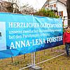 Mit einem Banner heißen die Stahringer Ortschaftsräte Susanne Siber, Michael Hamburger und Ortsvorsteher Jürgen Aichelmann die ...