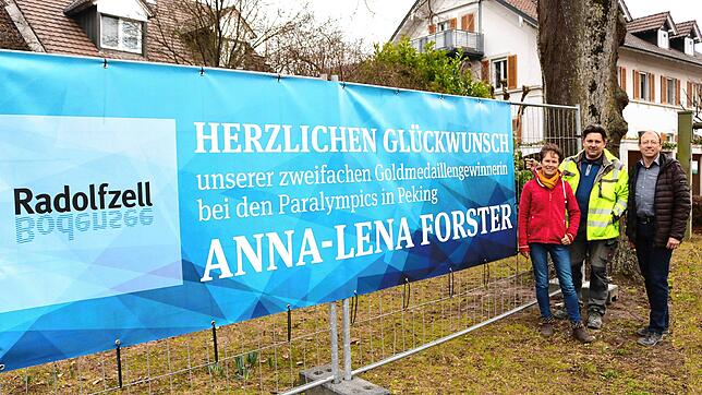 Mit einem Banner heißen die Stahringer Ortschaftsräte Susanne Siber, Michael Hamburger und Ortsvorsteher Jürgen Aichelmann die ...