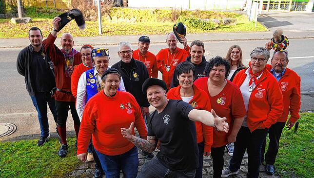 Mit dem Ehrenhäsorden Silberkranz sind viele Mitglieder der Narrenzunft Moschtobst in Ahausen beim Auftakt der Fasnet ausgezeichnet worden.