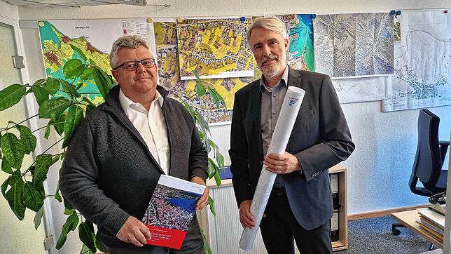 Michael Frei und Christoph Sigg (von links) vom Amt für Liegenschaften und Geoinformation wissen um die Schwierigkeit der Themen ...