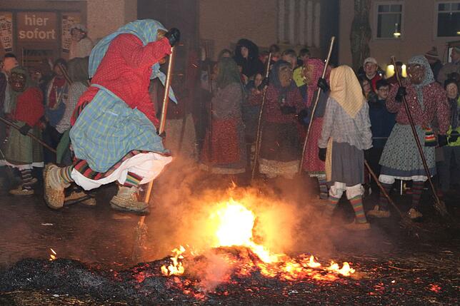 Bild 9: Oje die Fasnet hat ein Loch: Bilder von der Hexenverbrennung in Pfullendorf