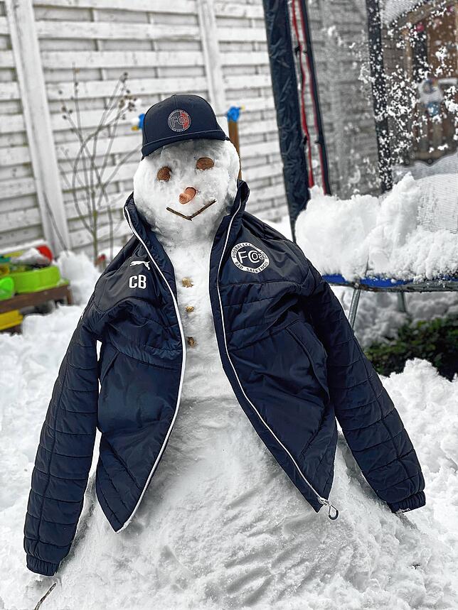 Warm anziehen: Dem Schneemann des FC 08 Bad Säckingen hat Trainer Clemens Bauer vorsichtshalber eine dicke Jacke übergestreift. Es ...