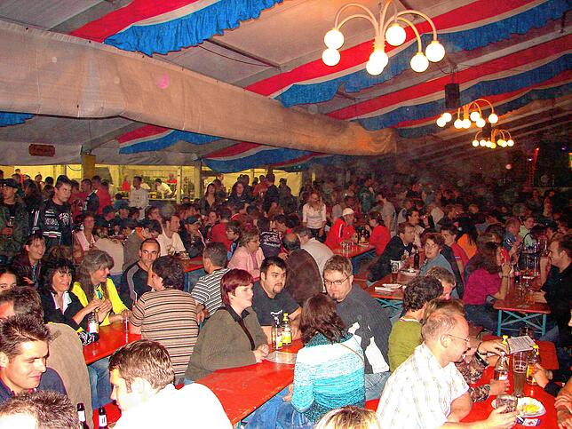 Mehrere tausend Besucher feiern im Jahr 2006 mit der Landjugend das Kreisertedankfest in Mönchweiler. Das große Festzelt am Sportpaltz ...