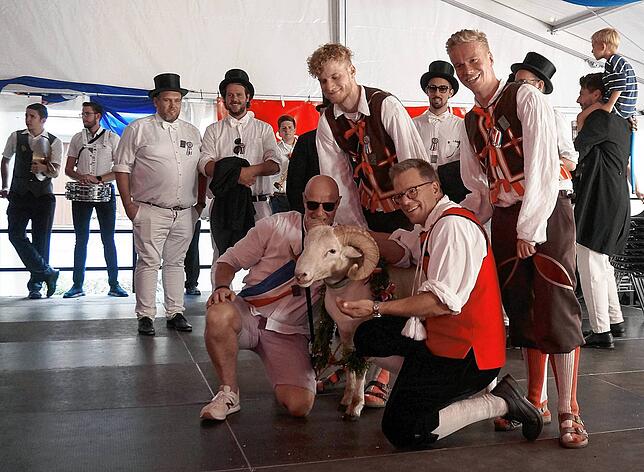 Das Schlussbild: Bockgewinner Joe Keller (links) mit seinem Bock „Andreas der Kameradschaftliche“, Bockgötti Andreas Maier ...