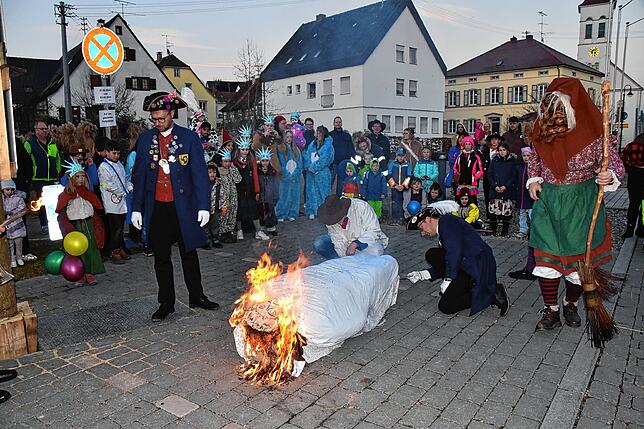 Bild 14: Narren feiern Rosenmontag mit Kindernachmittag und Fackelzug