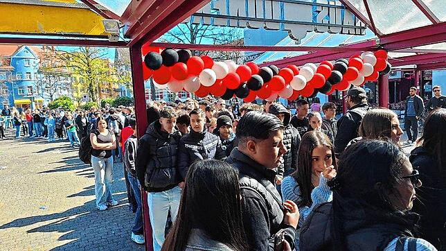 Bild 10: Hunderte Konstanzer warten auf den 1-Cent-Döner: Unglaubliche Szenen in Bildern festgehalten