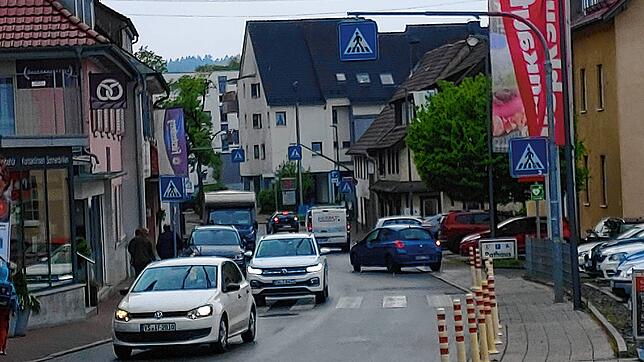 Ob Frühstücksbrötchen holen, die Kinder an Schule und Kindergarten anliefern oder der Durchgangsverkehr von Villingen Richtung Rottweil: ...