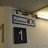 Immerhin, eine Lampe strahlt: Aufgang zum Busbahnhof in der Bahnofsunterführung Radolfzell. Bild: Georg Becker