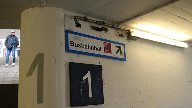 Immerhin, eine Lampe strahlt: Aufgang zum Busbahnhof in der Bahnofsunterführung Radolfzell.