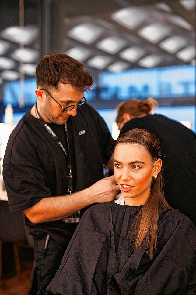 Cenkay Yazici bei der Arbeit im Rahmen der Marc Cain Show bei der Fashion Week 2023 in Berlin.