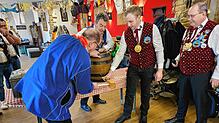 Oberbürgermeister Jürgen Roth darf das Fass beim Internationalen Frühshoppen anstechen.