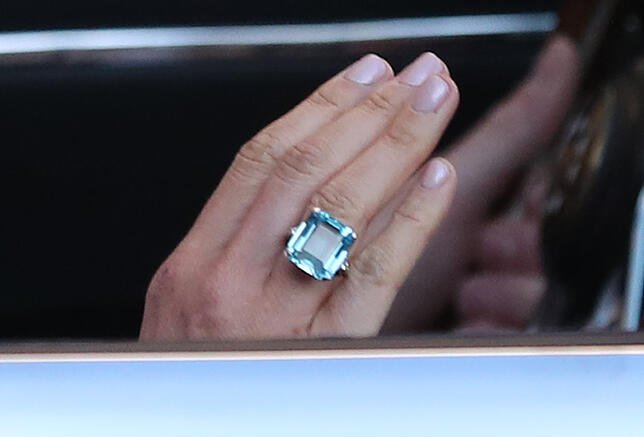 Herzogin Meghan von Sussex trägt zum Hochzeitsfest im Frogmore House am Abend einen bläulich schimmernden Ring, der einst Diana gehört ...