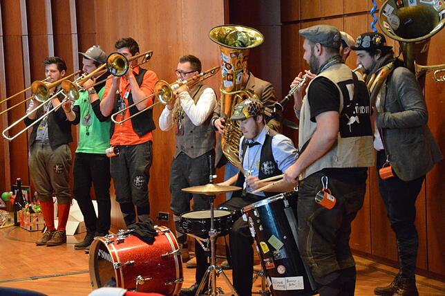 Bild 3: Bilder vom Narrensprung beim Ringtreffen des Alemannischen Narrenrings (Teil 5)