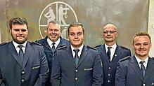 In der Hauptversammlung werden drei Mitglieder nach entsprechenden Lehrgängen und Dienstzeit zum Oberfeuerwehrmann befördert (vorn, von ...