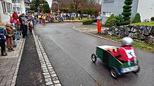 Mit ordentlichem Tempo flitzten die jungen Piloten in ihren Seifenkisten die gesperrte Fürstenbergstraße in Hepbach herab.