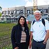 Ute Schröder und Heinz Brennenstuhl vom Förderverein Hegau-Helden des Hegaujugendwerks vor dem neuen Eltern-Kind-Haus, das gerade im ...