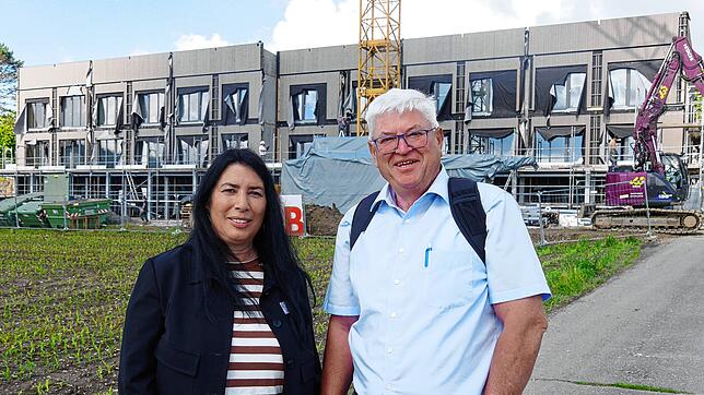 Ute Schröder und Heinz Brennenstuhl vom Förderverein Hegau-Helden des Hegaujugendwerks vor dem neuen Eltern-Kind-Haus, das gerade im ...