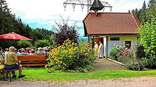 Die heilige Messe bei der Bruder-Klaus-Kapelle im Schneckenloch wird zelebriert von Pfarrer Andreas Treuer, unterstützt von Diakon ...