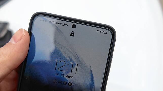 „Dienst nicht verfügbar“ – eine solche Anzeige auf dem Handy sorgt für Frustration (Symbolbild). Trotz Mobilfunkausbau gibt‘s im ...