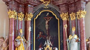 Die Statuen der beiden Namensgeber der Hännemer Pfarrkirche zieren den Hochaltar. Links St. Marzellus und rechts St. Leodegar.