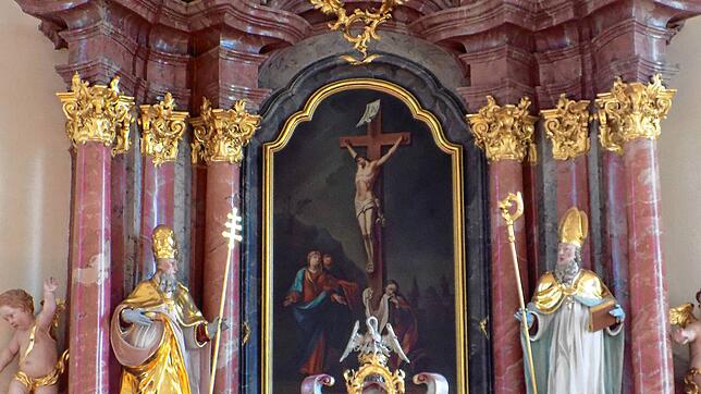 Die Statuen der beiden Namensgeber der Hännemer Pfarrkirche zieren den Hochaltar. Links St. Marzellus und rechts St. Leodegar.
