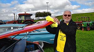 Gottfried Klotz nutzt die Gelegenheit, um seinen roten Toyota Celica noch auf Hochglanz zu polieren.