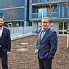 Wobak-Geschäftsführer Jens-Uwe Götsch (rechts) und Malte Heinrich als der für den Bereich Nachhaltigkeit zuständige Assistent der ...