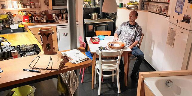 Der Architekt Thomas Klettner im Küchen-Wohn-Badbereich seines Tiny Houses.