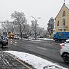Der erste Schnee fordert derzeit die Technischen Betriebe in Singen, wo die Straßen wie im Bild freigeräumt waren, und in Engen.