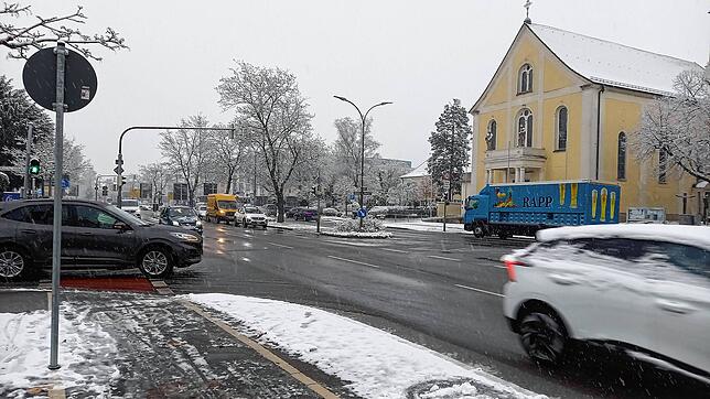 Der erste Schnee fordert derzeit die Technischen Betriebe in Singen, wo die Straßen wie im Bild freigeräumt waren, und in Engen.