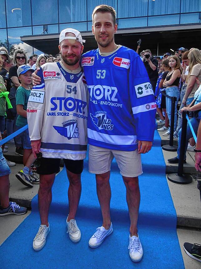 Zu den „Models“, die auf dem Laufsteg die neuen Spielertrikots präsentierten, gehörten auch die Wild Wings-Profis Ben Marshall (links) ...