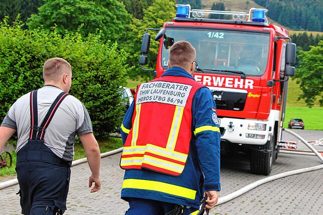 Bild 43: Scheune brennt: Bilder vom Großeinsatz der Feuerwehr in Bernau-Goldbach