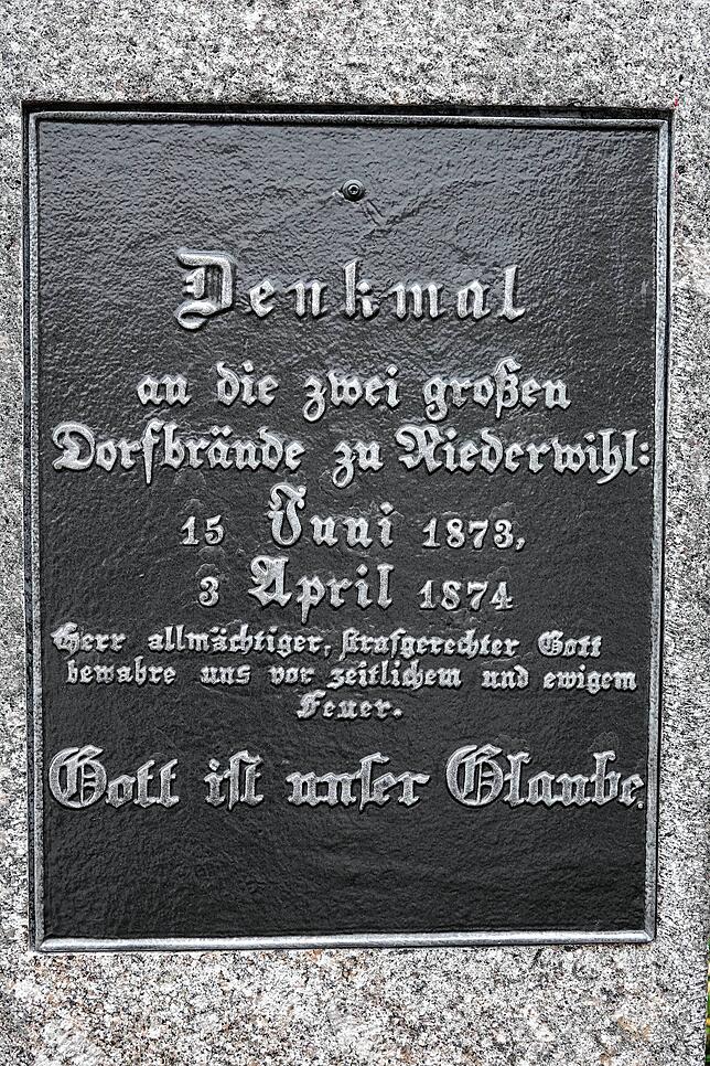 Die mittlere Inschrift an dem Gedenkkreuz. Nach der Restaurierung sind die Wörter nun wieder gut lesbar.