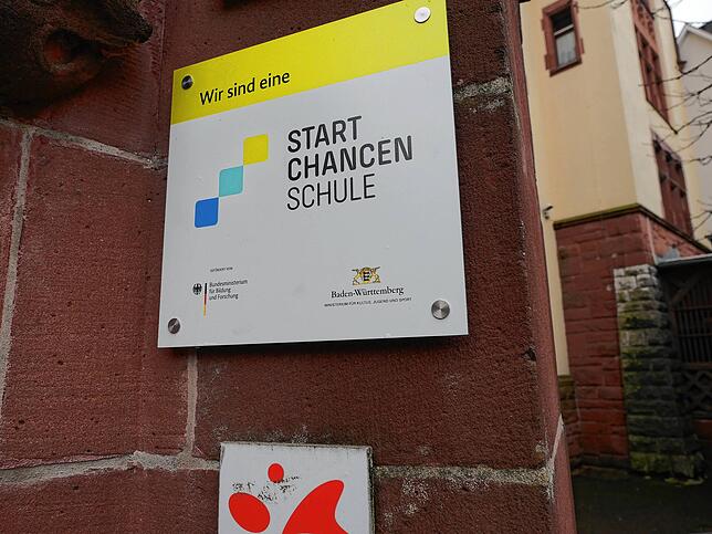 Die Heinrich-Hansjakob-Schule in Waldshut wird über das Startchancen-Programm von Bund und Land gefördert. Ein Schild am Eingang zeigt ...