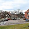 Der Dorfplatz in Aftholderberg soll ein neues Gesicht bekommen. Noch dient die Fläche vor dem Kindergarten als Parkplatz.