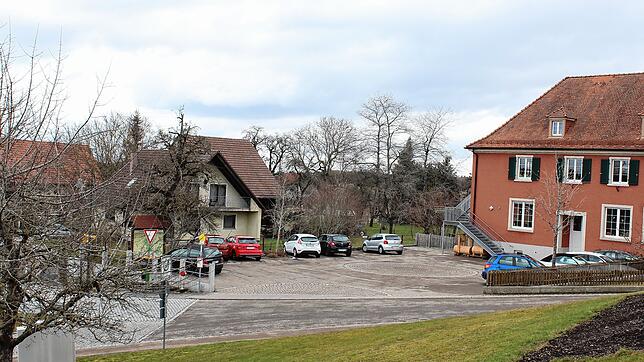 Der Dorfplatz in Aftholderberg soll ein neues Gesicht bekommen. Noch dient die Fläche vor dem Kindergarten als Parkplatz.