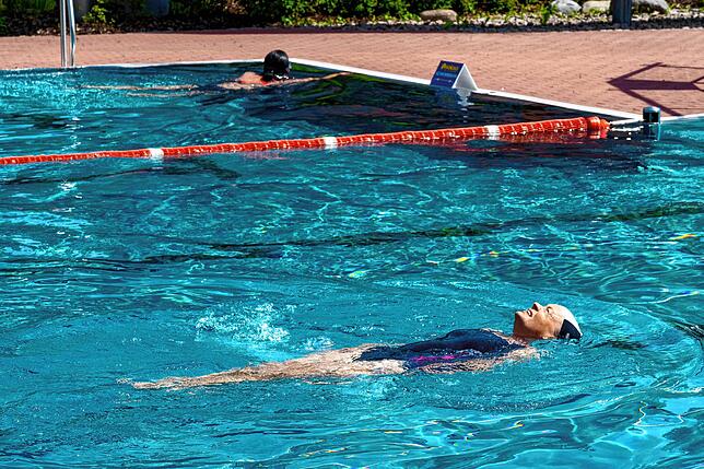 Die Stammgäste freuen sich, endlich wieder ihre Trainingsrunden im großen Becken schwimmen zu können.