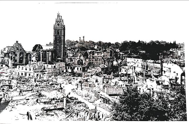 Die Friedrichshafener Altstadt nach dem Luftangriff im April 1944. Fotografiert wurden die Trümmer vom Immenstaader Fotografen Jakob Hättig.
