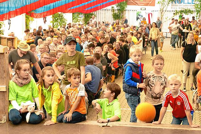 Eine Veranstaltung für die ganze Familie. Gebannt verfolgen viele Kids das Geschehen auf der Bühne.