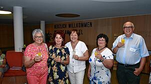 Einige  Teilnehmer der Höchenschwander Sommer-Singwoche stoßen mit  der Pianistin Nelly Ziegler (Zweite von links) auf die Veranstaltung ...