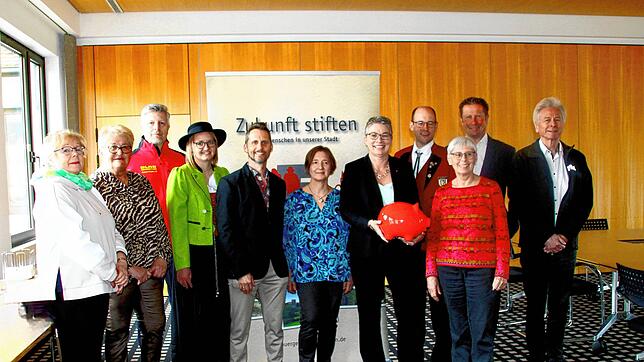 Die symbolische Spendenübergabe in der Sparkasse in Engen (von links): Roswitha Röttele und Ulrika Hirt, Christian Rüdt, Katrin Speck, ...