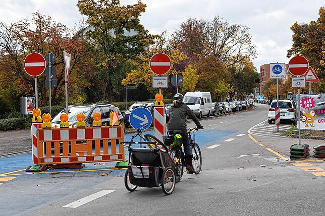 (Archivbild) Seit dem Jahr 2019 stehen in der Jahnstraße, Ecke Steinstraße, Baken und Schilder und verhindern, dass Autos und sonstiger ...