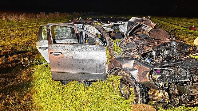 Mehrfach überschlagen hat sich am Sonntagabend das Unfallfahrzeug am Ortsausgang von Stein am Rhein Richtung Deutschland. Foto: ...