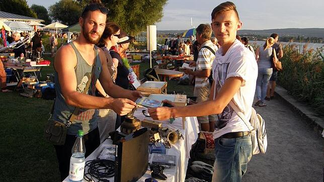 Wolfgang Hoffmann (links) war die Verkaufskanone am Stand seiner Oma Anita Fehrenbach aus der Waldsiedlung (im Hintergrund). Hier ...