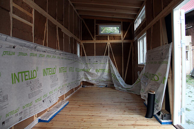 Innen ist das Tiny House viel größer als man denkt, links soll das Klavier stehen und hinten wird eine Zwischendecke eingezogen für das ...