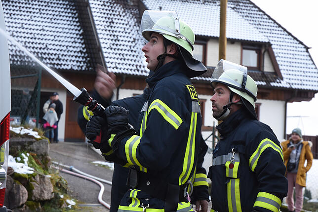 Die Wasserstellung steht und somit kann der Brand gelöscht werden.