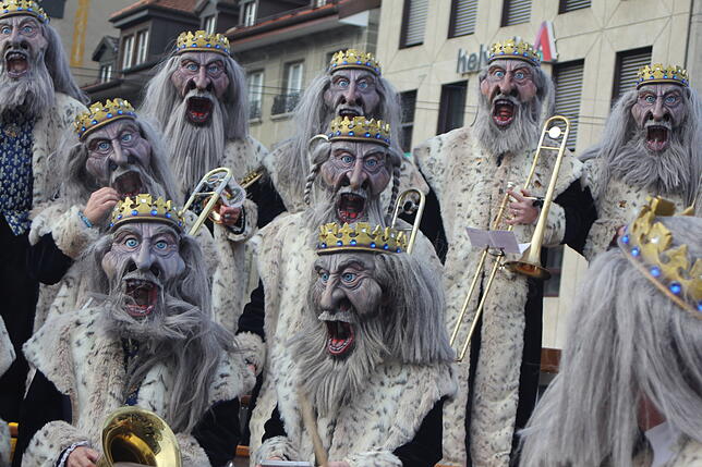 Bild 30: Hästräger und Guggenmusiker aus VS beim Narrentreffen in Fribourg am Sonntag (1)