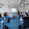 Liz Levante unterrichtet am Georg-Büchner-Gymnasium Elftklässler im Leistungskurs Chemie &ndash; mit Abstand.