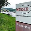 Das Weisser-Schild an der Parkplatz-Einfahrt.